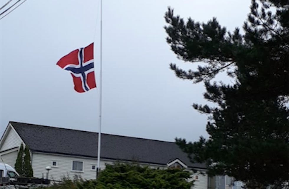 Flagget er på halvstang på alle offentlige bygg på Bokn i dag. Foto: Margareth Bokneberg