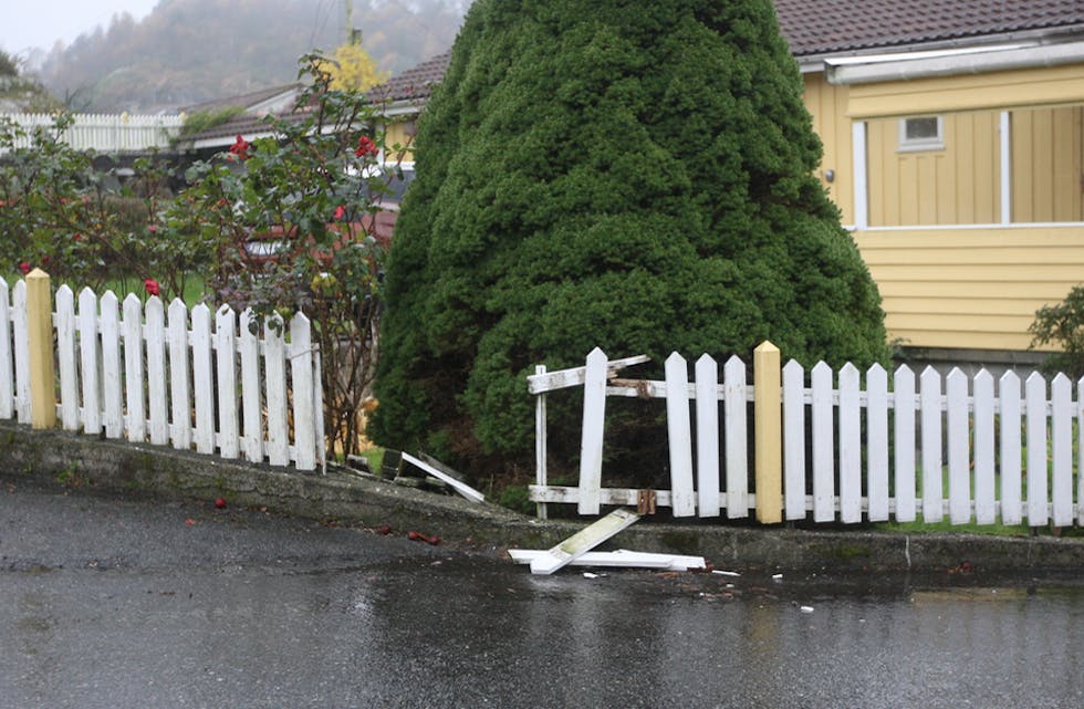 I løpet av natt til søndag har noen herjet på gjerdet til familien Tvedt i Markavegen. Foto: Alf-Einar Kvalavåg