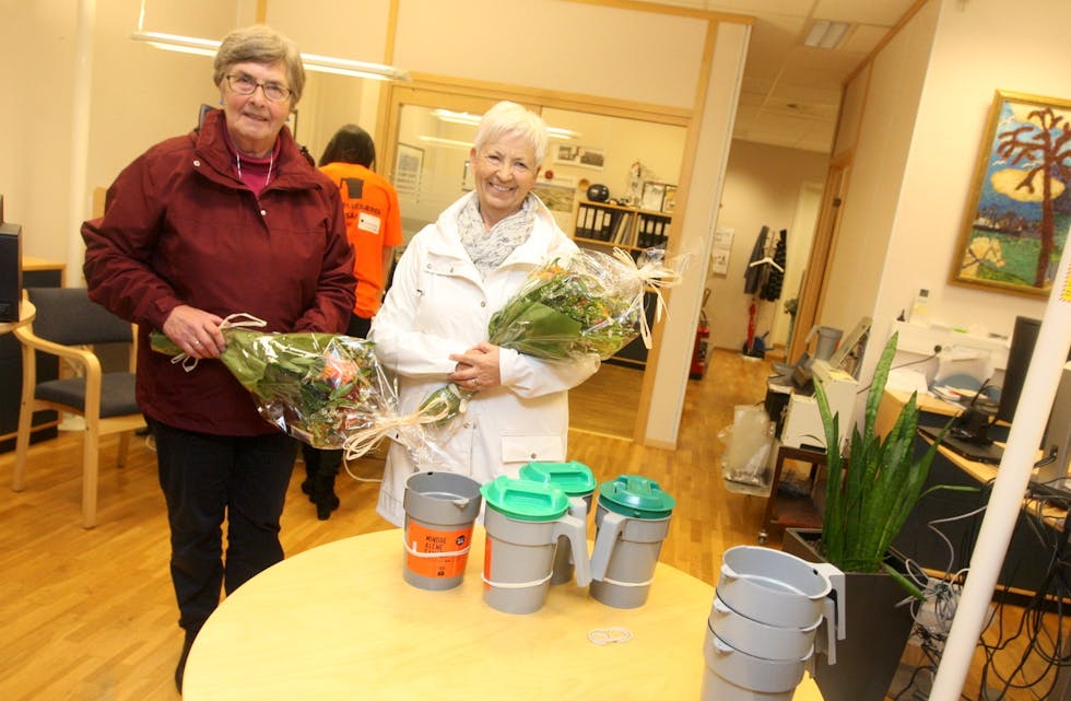 Edith Kallevik og Ingfrid Førre kom nettopp til Aksdal med bøssene. Foto: Alf-Einar Kvalavåg