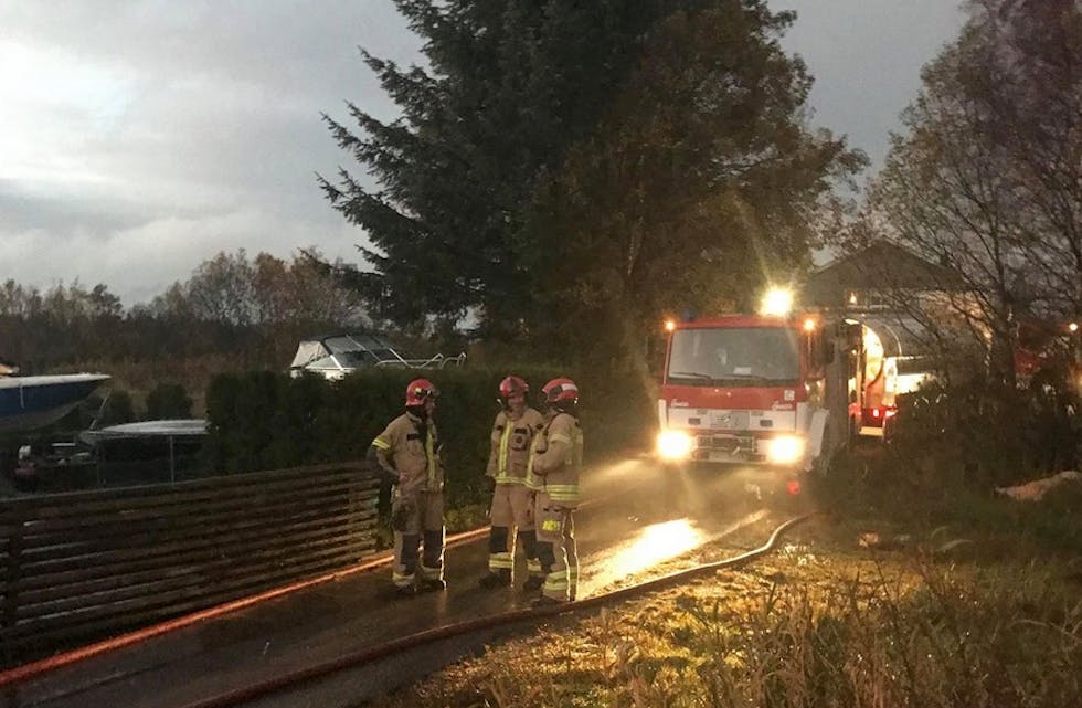 Brannmannskap har rykket ut til en brann i en garasje på Slåttevik.