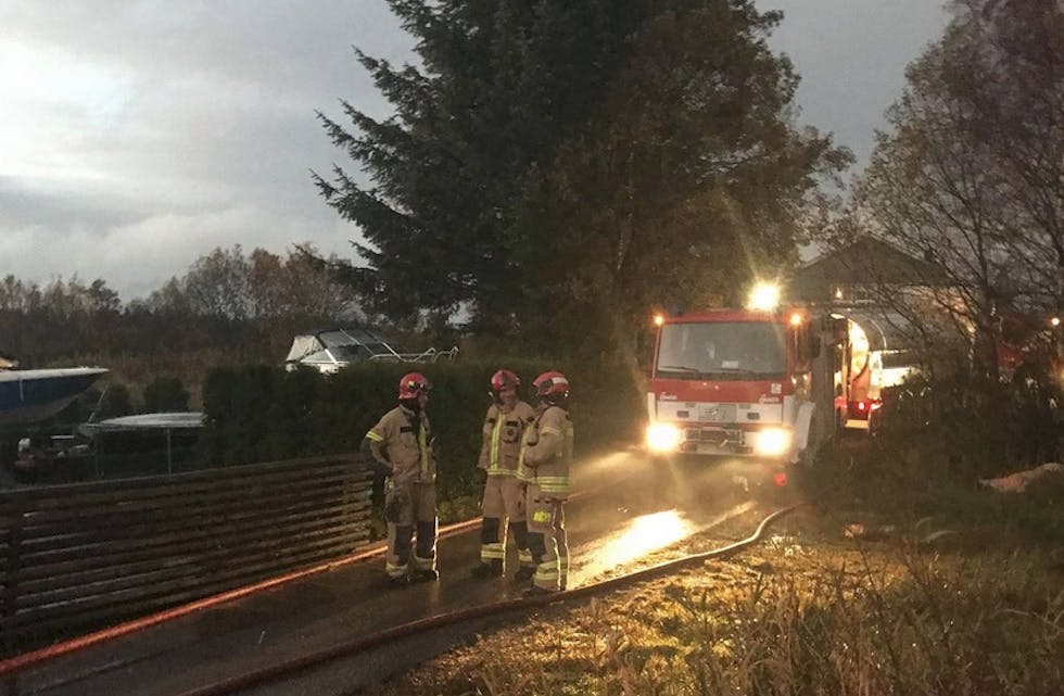 Brannmannskap har rykket ut til en brann i en garasje på Slåttevik.