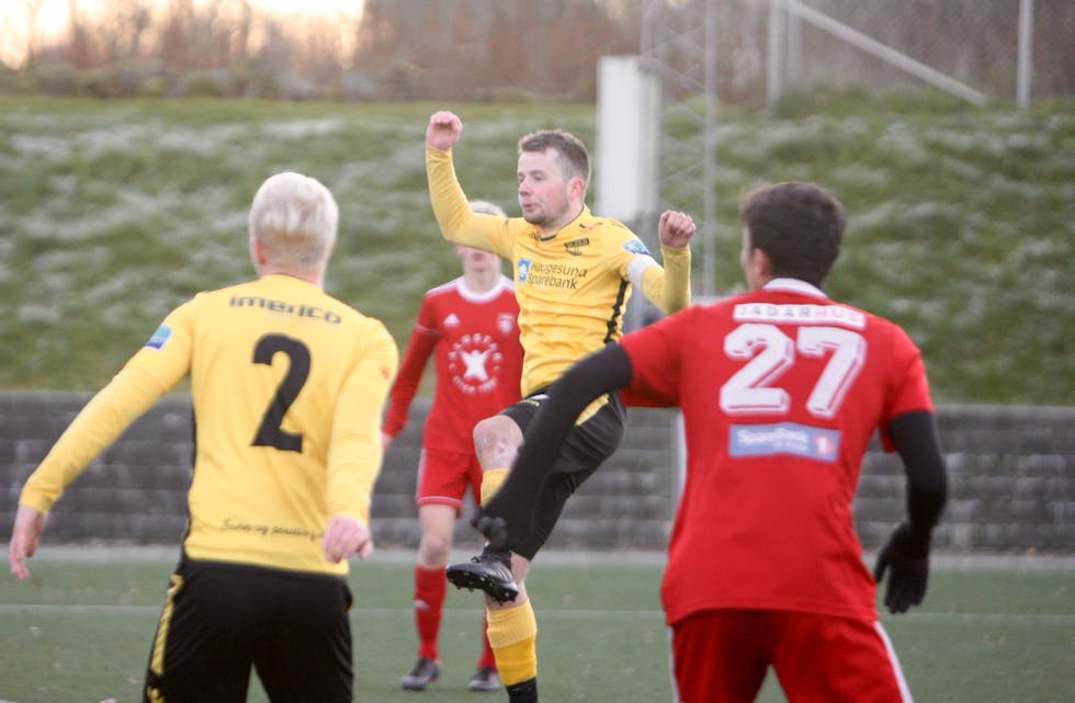 Sander Hettervik header inn 3-0, etter en retur fra et skudd fra Jonas Staurland (2). Foto: Alf-Einar Kvalavåg