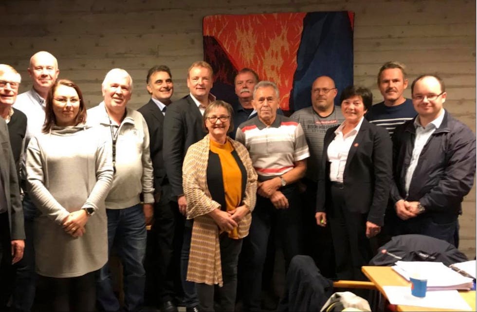 Fra venstre leder Tysvær FrP Jan Atle Kalkvik, Arne Kalevik, Ina Moraru, Lars B. Bauge, Karsten Larsen, besøk Svein Eirik Indbjo fra Fylket FrP, besøk Terje Helgeland fra Stortingsgruppe FrP, Randi Irene Rettedal gruppeleder FrP Tysvær, Harald Nesse, Geir Tysvær, besøk Bente Thorsen Fylke FrP, Åsmund Sandvik og Espen Olsen.