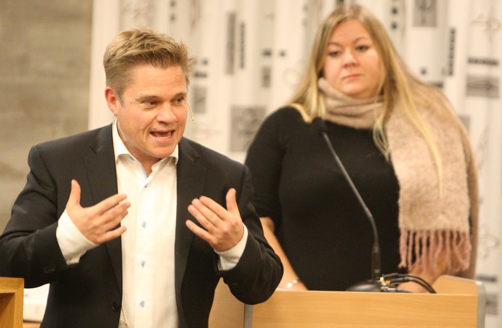 Alexander Schønemann og Ragnhild Hobberstad brukte cirka en time på å legge frem rapporten som viser det de mener er et balansert inntrykk av tjenesten i Tysvær. Foto: Alf-Einar Kvalavåg