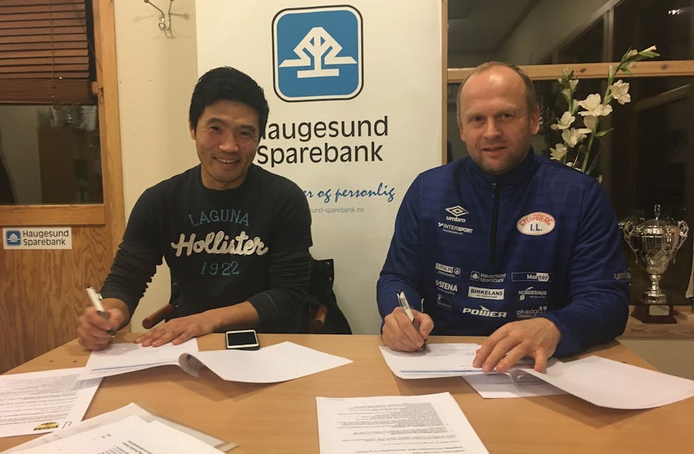Sigbjørn Tysvær og Trond Helge Erland signerte i kveld papirene som gjør dem til trenere for damesatsingen i Tysvær i 2019. Foto: Bjarne Vierdal