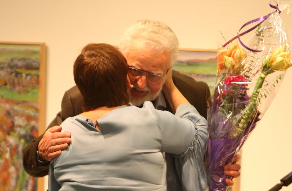 Det var et hjertelig møte mellom kunstner Olav Nygaard og leder i kunstlaget Bente Vesterøy. Foto: Alf-Einar Kvalavåg