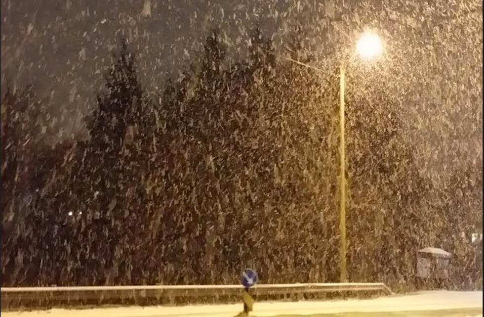 Snø på E134. det er glatt i Tysvær, men det er meldt væromslag i morgen. Foto: Rossi Nilsen