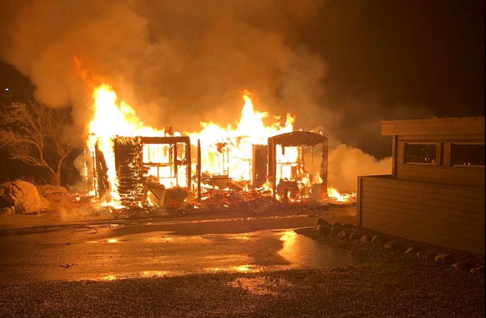 Det brant heftig da servicebygget på Sandvik Camping brant ned. Foto: Sandvik Camping