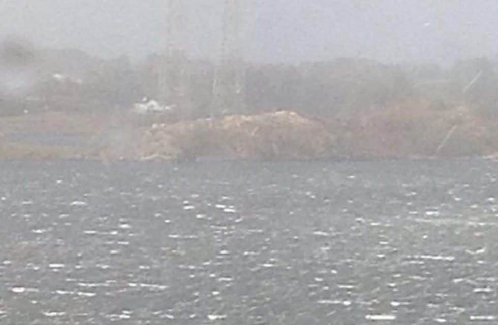 Sikten er dårlig, sjøen er grov og folk gjør lurt i holde seg inne. Foto: Karen Kismul