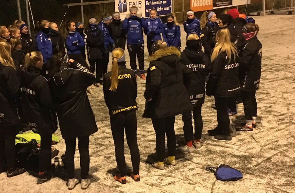 Flere av disse kan bli historiske på tirsdag. Holder snøen seg vekke blir det den aller første kampen for «Tysværdamene» sitt juniorlag. Foto: Asbjørn Bakken