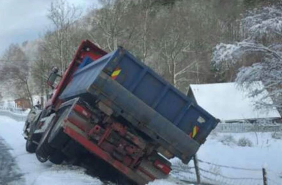 En lastebil har sklidd av veien ved Sagbakken. Foto: TB-tipser