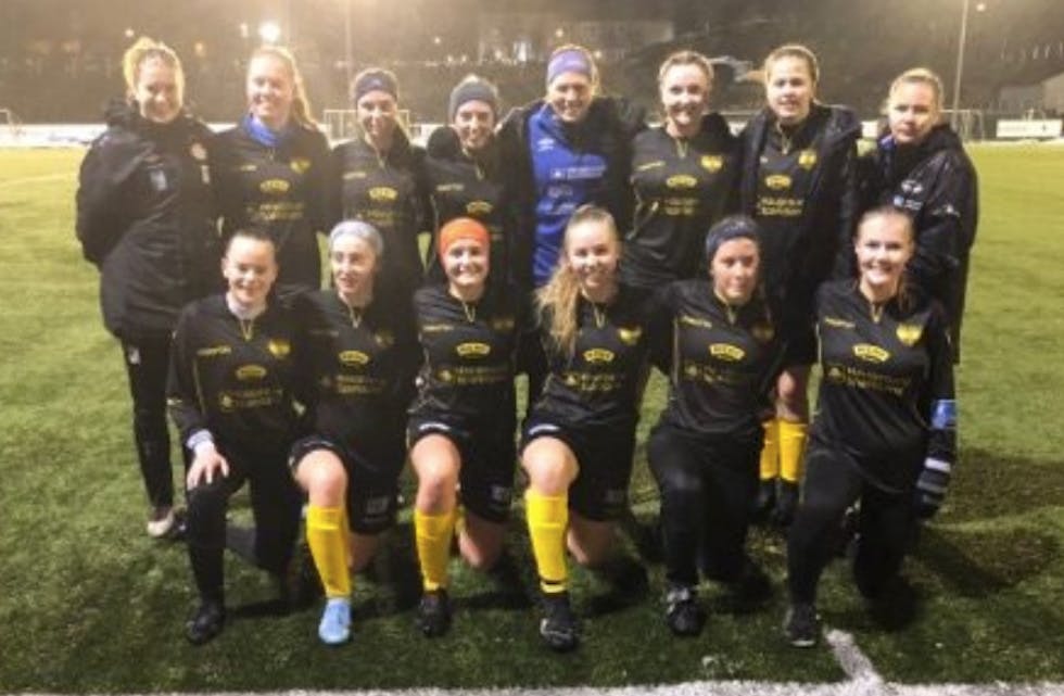 Da er Tysværdamene i gang. det endte med 4-1-seier på Bremnes. Foto: Olav Askeland