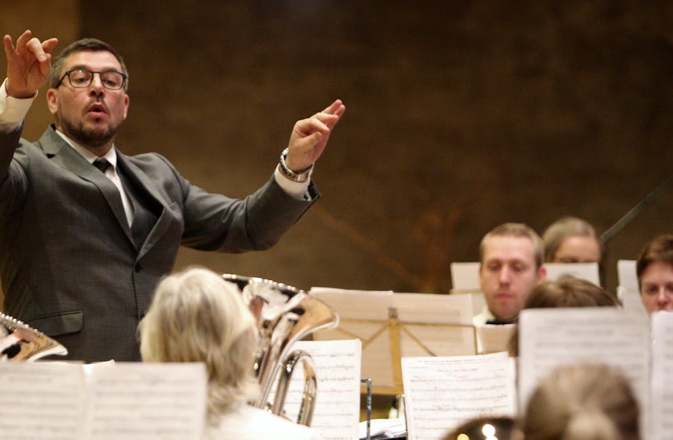 Paul Huhes hadde full kontroll på Tysvær Brass som imponerte i Peer Gynt salen i Grieghallen. Foto: Alf-Einar Kvalavåg