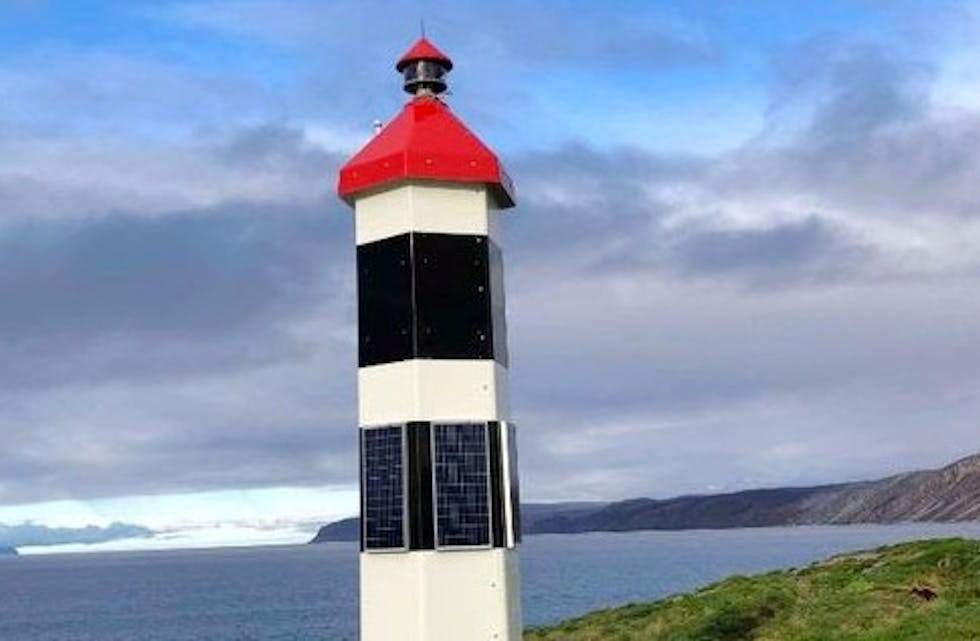 Litus Lux representerer den nye generasjonen fyrlykter, som er mer miljøvennlige, enklere å montere og betydelig enklere vedlikeholde. Bildet viser Litus Lux som er satt opp i Finnmark. Det skal settes opp fem av denne varianten i region Vest. Den første skal etter planen opp denne uken. (Foto: Kystverket/Knut Hovda)