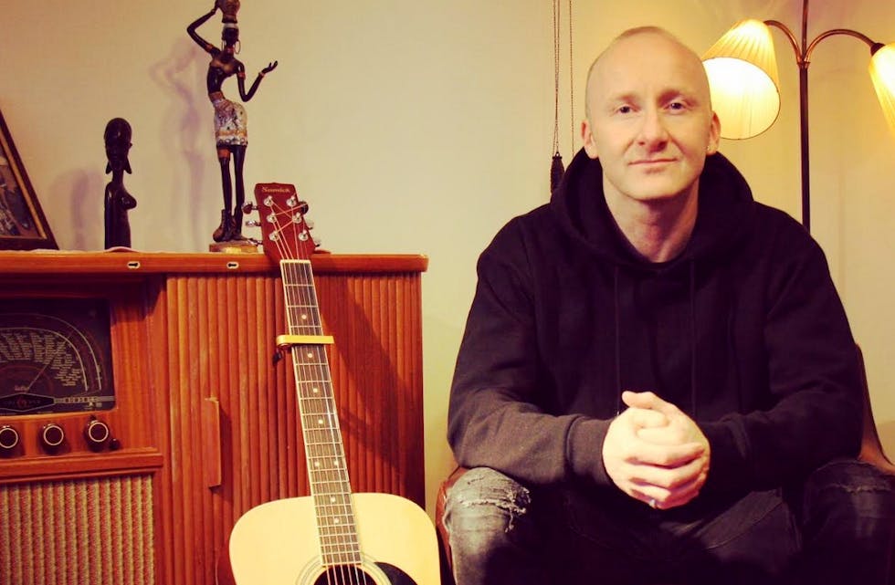 Øystein Alendal gir ut debutsingel om hjemløse, donerer overskuddet til veldedighet og
utfordrer andre artister.utfordrer andre artister.