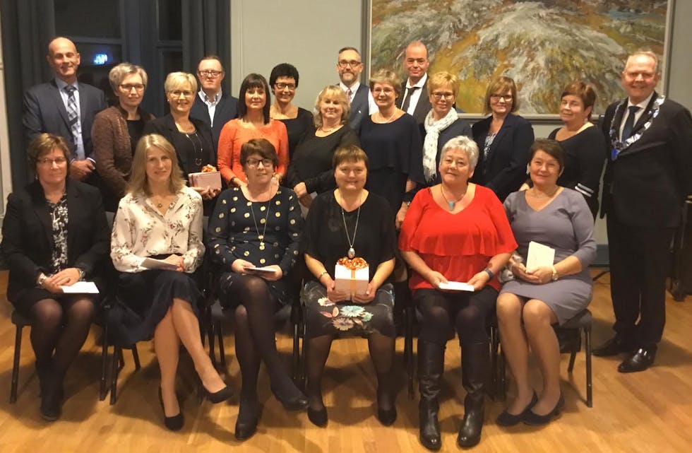 Mange av jubilantene møtte til markeringen i rådhuset i kveld. Det var de som hadde jobbet i 35 og 25 år som ble hedret. Foto: Kristin helle