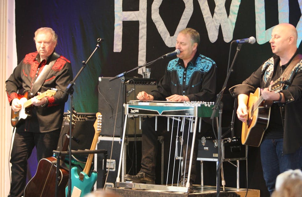 Trioen Oddvar Helgeland, Knut Edvin Norbotten og Per Steinar Norbotten i bandet Howdy trakk fullt hus under lunsjkonserten. Foto: Alf-Einar Kvalavåg