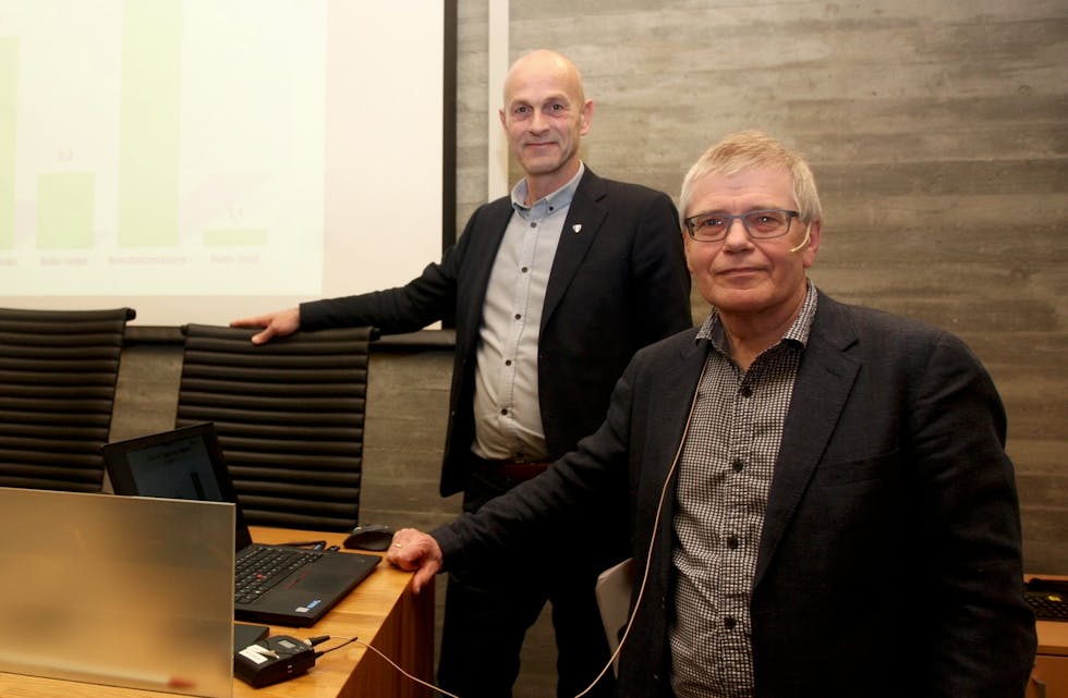 Sjå kven som smilar nå... Rådmann Sigurd Eikje og økonomisjef Tor-Leif Helgesen la fram rekordoverskott i ettermiddag. Foto: Alf-Einar Kvalavåg