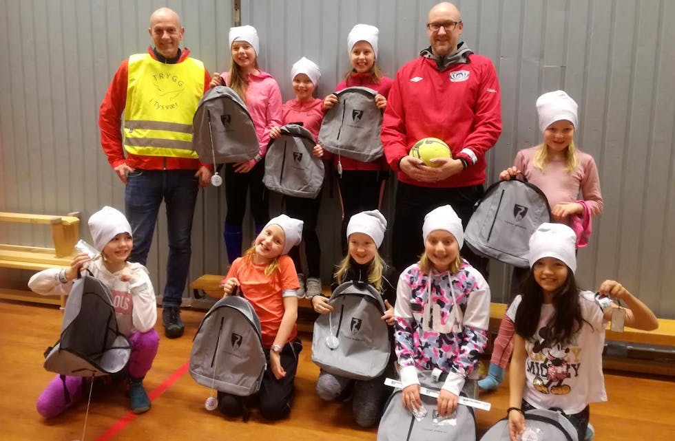 Jenter 10-laget til Førland skal fortelle andre om kor viktig det er med refleks. I går fekk dei besøk av rådmannen og «Trygg i Tysvær».
Foto: Oliv Enge