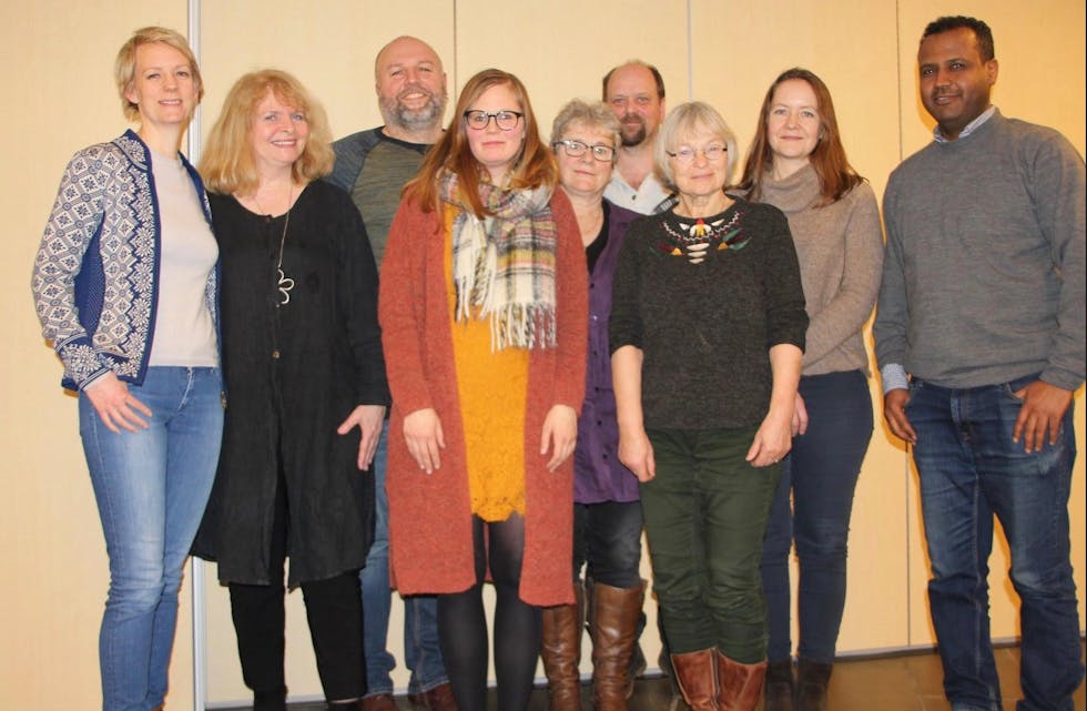 Fra venstre: Ingrid Fiskaa, leder i Rogaland SV; Synnøve Bredal Bjelland, varamedlem; Ketil Anthun, leder; Kine Knutsen, styremedlem; Målfrid Tjoland Kolnes, styremedlem; Dag Leonard Fjeldstad, varamedlem; Liv Samuelsberg, varamedlem; Siw Anthun, styremedlem; Khalifa Salah Ibrahim, styremedlem.