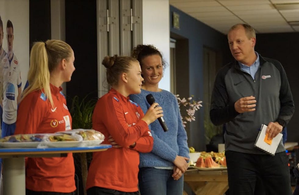 Gode tips: Hanna Dahl, Olaug Tvedten og Solfrid Andersen Dahl hadde gode råd og grunner til å fortsette med fotball til de mange frammøtte ungdomsjentene. Konferansier Morten Salvesen. Foto: NFF Rogaland/Camilla Lind
