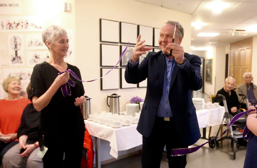 Sigmund Lier fikk gleden av å klippe båndet som markerte at den nye arbeidstidsavtalen nå er startet på Aksdalstrunet. Astrid Rokstad til venstre. Foto: Alf-Einar Kvalavåg