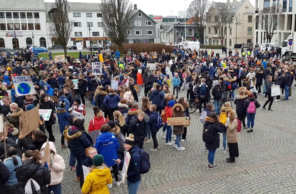 Mange ungdommer hadde tatt seg fro fra skolen for å streike i dag. Miljøsaken engasjerer. Foto: Andreas Myge