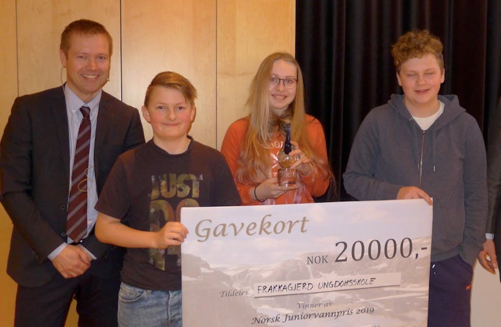 På bildet statssekretær i UD Aksel Jakobsen, prisvinnerne Andreas Aukland, Ann Rebekka Undheim og Jonas Harboe, og juryleder Vegard Nilsen.