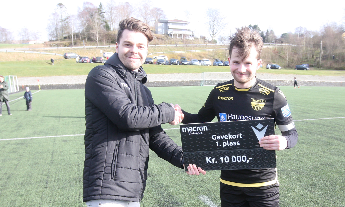 Hans-Christian Gustafsson fra Macron deler ut 10.000 kroner til Skjold ved kaptein Sander Hettervik.