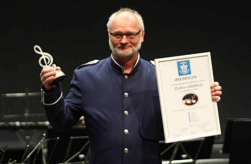 Øystein Østebøvik er Grinde Skulemusikkorps sitt første æresmedlem. Foto: Alf-Einar Kvalavåg