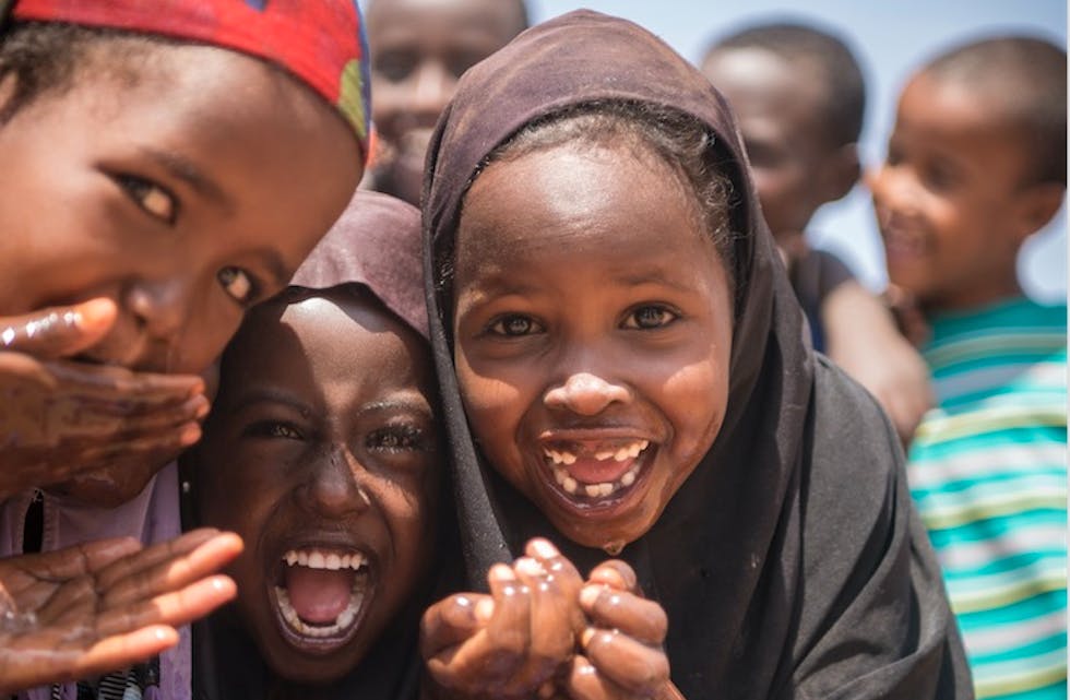 Jenter drikker vann i landsbyen Baarweyn i Puntland utenfor Garowe, Somalia.
Kirkens N¿dhjelp har nettopp kommet med vann i tankbil.