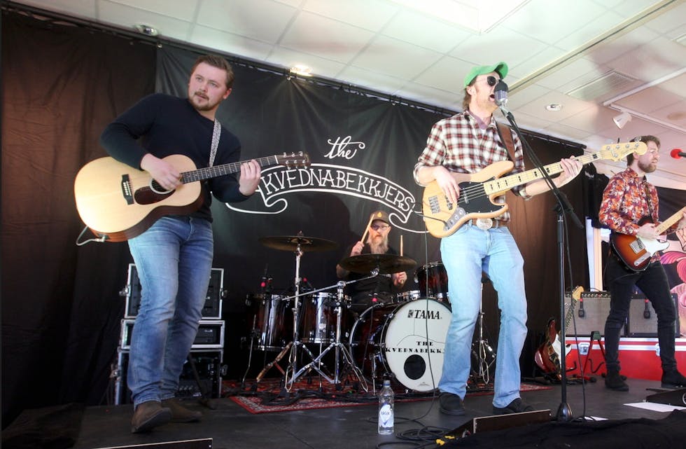 «The Kvednabekkjers» leverte det beste av det beste fra sine plater i tysværtunet. det var populært. Foto: Alf-Einar Kvalavåg