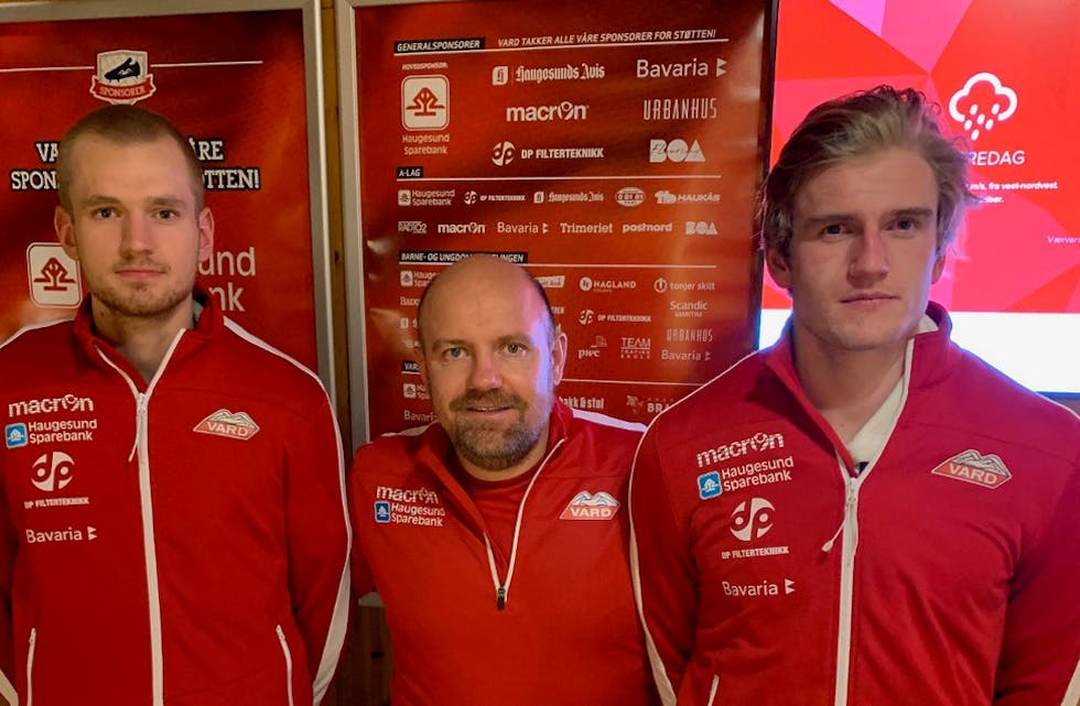 Aleksander Gundersen (t.v.) og Daniel Aarås sammen med Vard-trener Kolbjørn Fosen (i midten). Foto: SK Vard