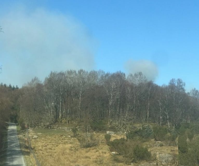Naboer kunne på nytt se kraftig røyk fra området ved Hetland. etter et par timer fikk brannvesenet kontroll. Foto: Bygdeblad-tipser