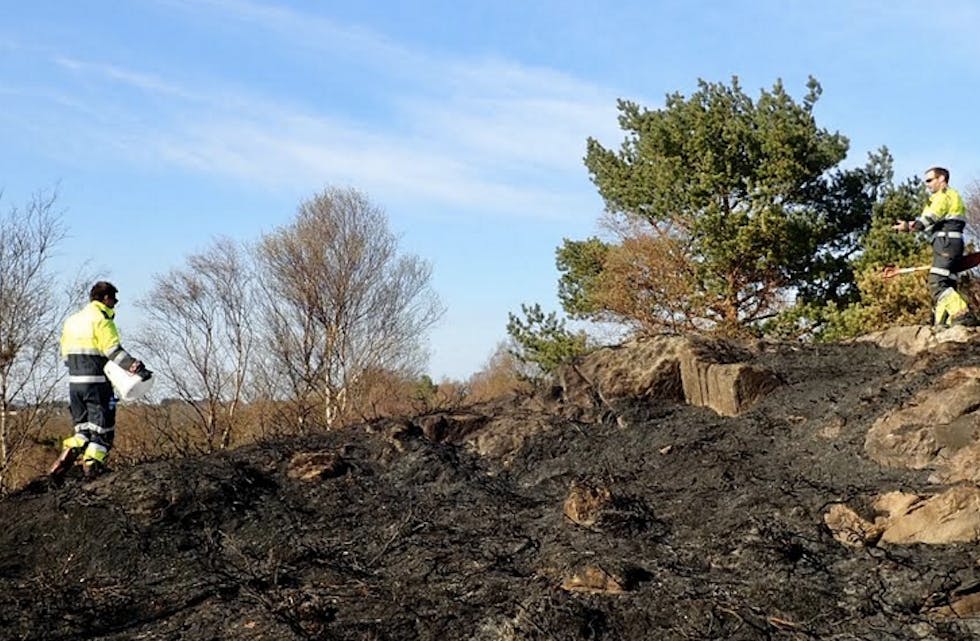 Brannkonstablene Lars Gunnar Bang og Tore Bringedal tok en to timers kontrollrunde på brannfeltets risiko områder onsdag kveld. Foto: Tor Andre Johannessen
