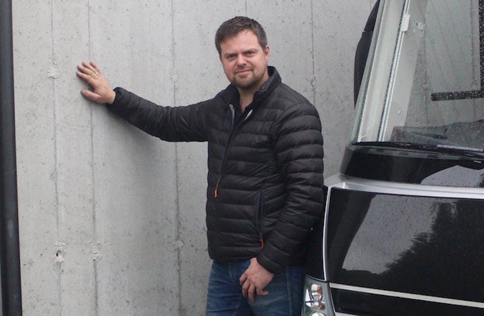 Per Børge Kallekodt viser hvor han har tenkt å plassere hjertestarteren. Adressen er sentral, like over barnehagen i Aksdal.
Foto: Marit Tvedt