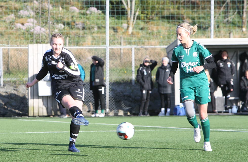 Mia Gabrielle Thorvaldsen og Björg Bjarnadottir hadde mange dueller i kampen.