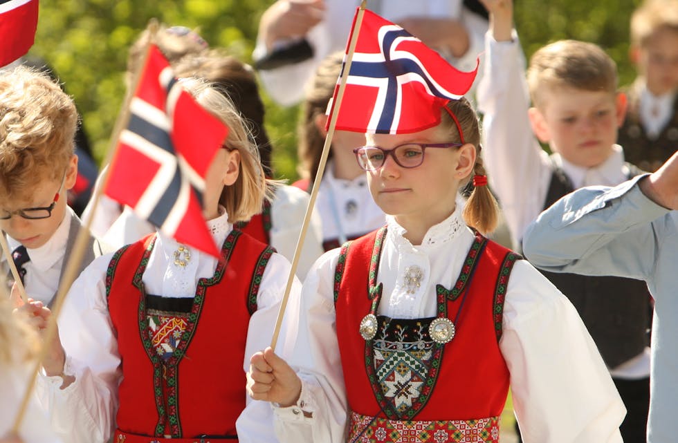 Elevene fra Grinde skole gikk fra Aksdal til Stemnestaden. Foto: Alf-Einar Kvalavåg