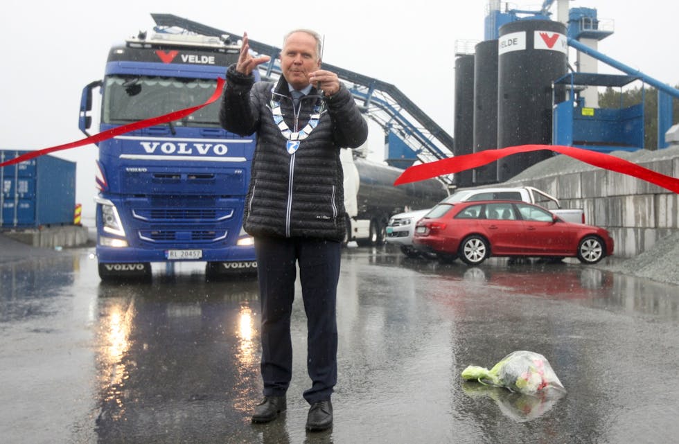 Asfaltverket i Haugaland Næringspark ble offesielt åpnet av ordfører Sigmund Lier i dag. Foto: Alf-Einar Kvalavåg