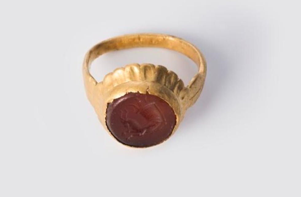 Denne ringen fra jernalderen ble funnet på Topnes Gård i høst, og blir av Arkeologisk Museum betegnet som et unikt funn i Norden. 
Foto: Arkeologisk Museum