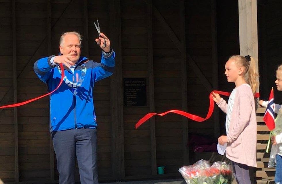 Ordfører Sigmund Lier ble bedt om å åpne eleverådet ved Frakkagjerd skole sin nye hytte ved Aksdalsvannet. Det ville han, og i dag morges ble hytten offisielt åpnet. Foto: Frode Hundsnes