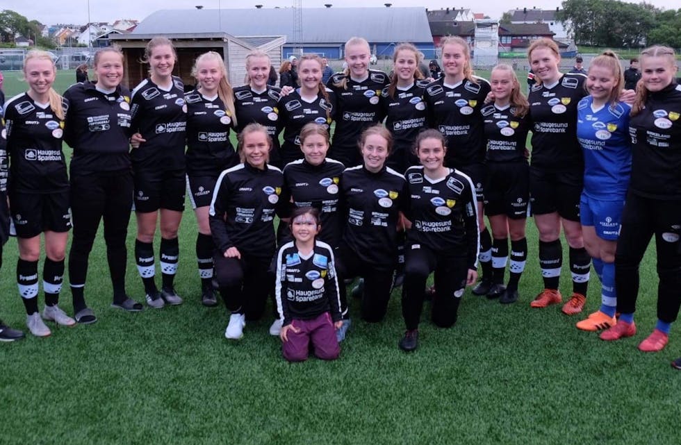 Malene Sørene, Emma Askeland, Solveig Egge og Cecilie Apeland i front som tar midlertidig pause, for studier og millitæret. Men en god gjeng bak som helt sikkert vil bidra til mange poeng også i høst. Helt fremme vår maskot Sara. Foto: Asbjørn Bakken