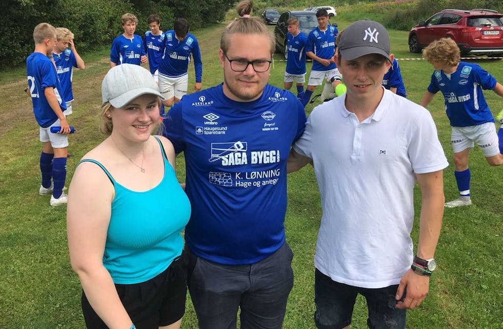 Alise Gamst (18), Johan Tysvær (19) og Sindre Bakken (20) i front av gutta de har ansvaret for. Foto: Asbjørn Bakken
