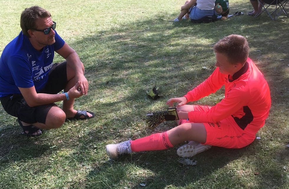 Odin Aleksander Waage og pappa Rune i taktiske samtaler før straffekonkurransen mot Hana. Kvarteret sener var sønnen den store heltet på et hardtjobbende Falkeid/Bokn lag. Foto: Anne Lise Waage