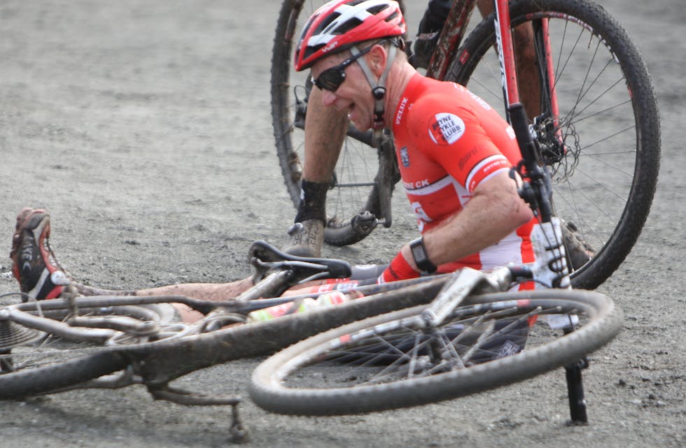 Einar Lode vant årets Steinsvikkritt med punktert bakhjul. På felgen rykket han like før mål. Foto: Alf-Einar Kvalavåg