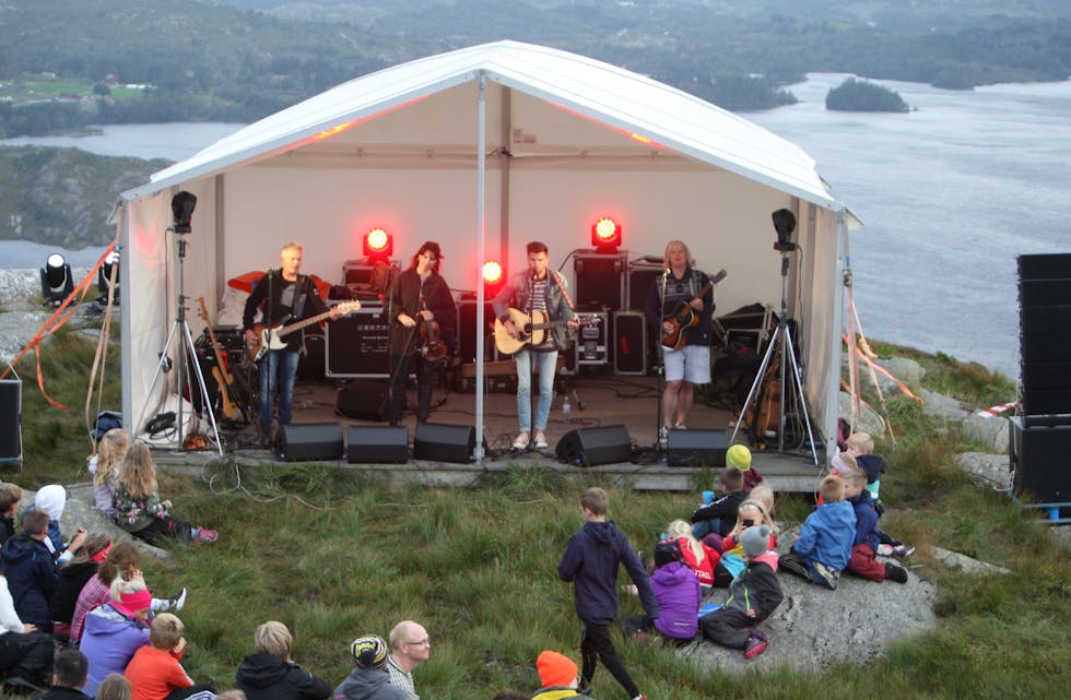 Storslaget på toppen av Alvanuten. Blest leverte og folk møtte opp. Foto: Alf-Einar Kvalavåg
