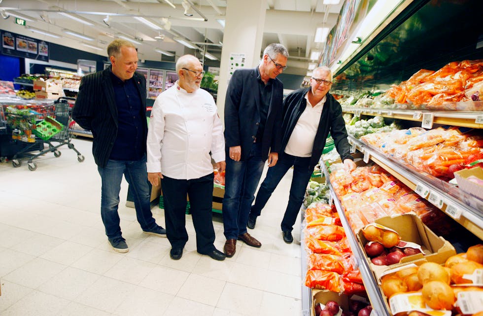 På jakt etter grønsaker i generalsponsorens hyller. Frå venstre: Sigmund Lier, Geir Rasmussen, Birge Nymar og Alf Edvin Hovda.
Foto: Alf-Einar Kvalavåg