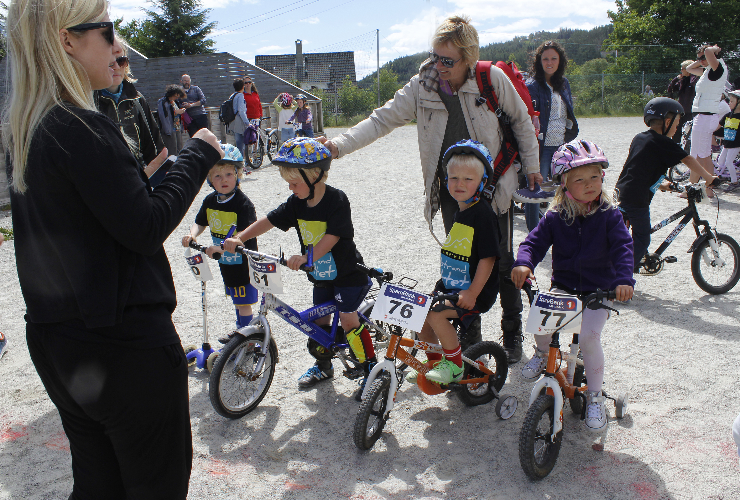 Like før start manglet en syklist ifølge lista, men Eirik Engesli (t.v.), Even Alsaker, Sander og Tiril Espevik stod iallfall klar på startstreken