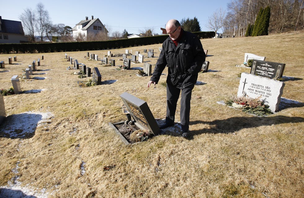 Kirkeverge Terje Fjeldheim oppfordrer tysværbuen til å vurdere kremering og urnenedsettelse for å spare gravplass på kirkegården. Foto: Alf-Einar Kvalavåg