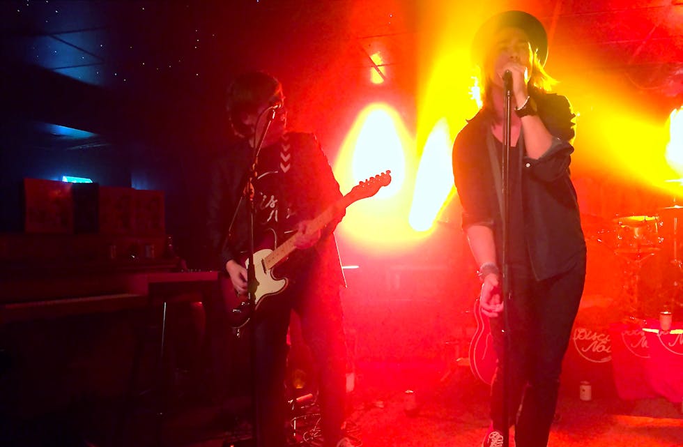 FordRekord sin nye vokalist Lars Wegner Sørensen (t.h.) og tysværbuen Jon Terje Aksland gav alt då bandet lanserte si nye plate på Skala i helga.